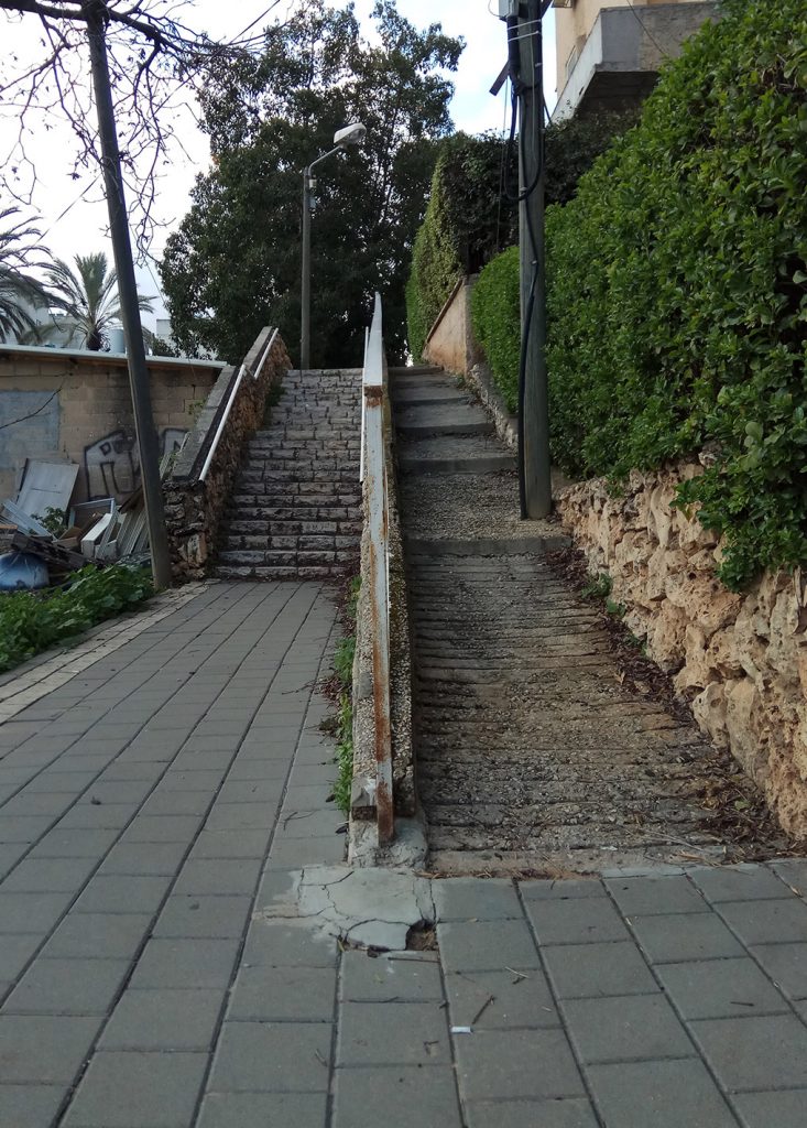 מדרגות ולצידם שיפוע שאינו מונגש כלל
